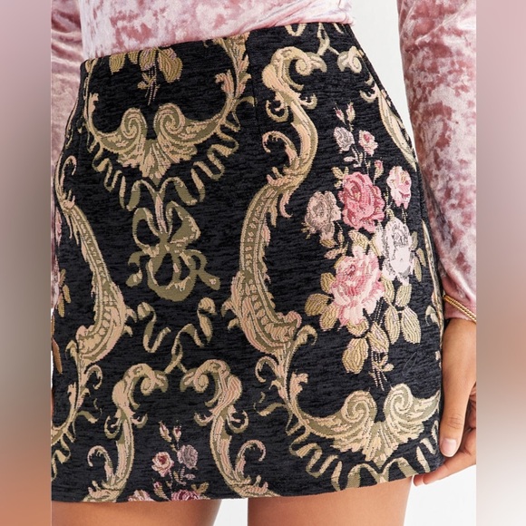 Francesca's Collections Dresses & Skirts - Francesca’s Floral Baroque Skirt - Mini Skirt Small